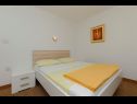 Apartmány Vlado - cosy & afordable: SA1(2), A2(3), A3(5) Supetar - Ostrov Brač  - Apartmán - A3(5): spálňa