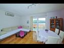 Apartmány Hazi 1 - 150m from sea: A1 Trogir(4+2), A2 Mastrinka(4+2) Mastrinka - Ostrov Čiovo  - Apartmán - A1 Trogir(4+2): obývačka