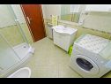 Apartmány Ljuba - nice garden: A2(4+1) Plavi, A4(8+1), A1(2+2) Okrug Gornji - Ostrov Čiovo  - Apartmán - A4(8+1): kúpelňa s toaletou