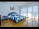 Apartmány Ljuba - nice garden: A2(4+1) Plavi, A4(8+1), A1(2+2) Okrug Gornji - Ostrov Čiovo  - Apartmán - A4(8+1): spálňa