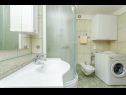 Apartmány Ljuba - nice garden: A2(4+1) Plavi, A4(8+1), A1(2+2) Okrug Gornji - Ostrov Čiovo  - Apartmán - A1(2+2): kúpelňa s toaletou
