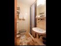Apartmány Emily - 50m from beach; A1(2), A2(2), A3(2), A4(2), A5(4+1) Vrboska - Ostrov Hvar  - Štúdio apartmán - A4(2): kúpelňa s toaletou