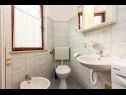 Apartmány Mir - 50m from the sea A1(2+2), A2(2+1), A3(2), A4(4+2), A5(2+2) Fažana - Istria  - Apartmán - A1(2+2): kúpelňa s toaletou