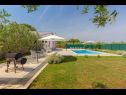 Dovolenkovy dom Berto - with pool: H(4+2) Pomer - Istria  - Chorvátsko  - trávnik