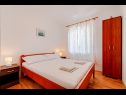 Apartmány Mir - perfect location & cosy: A1(4+2), A2(2+1), SA3(2), SA4(2) Korčula - Ostrov Korčula  - Apartmán - A1(4+2): spálňa