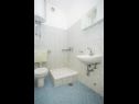 Apartmány Željko - spacious and affordable A1(6+2), SA2(2), SA3(2), SA4(2+1) Makarska - Riviéra Makarska  - Štúdio apartmán - SA3(2): kúpelňa s toaletou