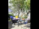 Apartmány Viki - seaview & garden terrace: A1(6) Makarska - Riviéra Makarska  - Apartmán - A1(6): záhradná terasa
