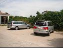Apartmány a izby Port - great loaction and free parking: A1 Veliki(4+1) , A2 Mali(4), SA3(2), R2 Mala(2) Murter - Ostrov Murter  - parkovisko (dom a okolie)