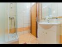 Apartmány Mari - sea view apartments: A1(2) Borna, A2(4) Iva, A3(4) Silver, A4(4) Red Nemira - Riviéra Omiš  - Apartmán - A4(4) Red: kúpelňa s toaletou