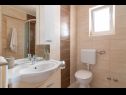 Apartmány Ip - 200 m from sea: A1(4+1), A2(2+1), A8(2+2) Mandre - Ostrov Pag  - Apartmán - A8(2+2): kúpelňa s toaletou