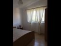 Apartmány a izby Mila - yard: A1(4+1), R1(2+1), R2(2) Supetarska Draga - Ostrov Rab  - Apartmán - A1(4+1): spálňa
