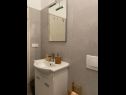 Apartmány a izby Mila - yard: A1(4+1), R1(2+1), R2(2) Supetarska Draga - Ostrov Rab  - Izba - R1(2+1): kúpelňa s toaletou