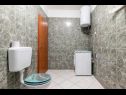 Apartmány Brane - Economy Apartments: A1(4), A2(2) Postira - Ostrov Brač  - Apartmán - A1(4): kúpelňa s toaletou
