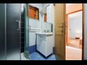 Apartmány Antonia - 270m to sea: A4 Green(2+2), SA2 Silver(2), A1Blue(2), SA3 Gold(2) Mastrinka - Ostrov Čiovo  - Apartmán - A1Blue(2): kúpelňa s toaletou
