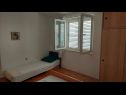 Apartmány Mirjana: sea view & balcony: A1 MN (2+1), A2 JN (2+1) Baška Voda - Riviéra Makarska  - Apartmán - A1 MN (2+1): spálňa