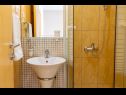 Apartmány Gianni - modern & great location: SA1(2), A2(2+2), A3(2+2) Makarska - Riviéra Makarska  - Štúdio apartmán - SA1(2): kúpelňa s toaletou
