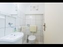 Apartmány Anki - 15 m from sea: A1(4), A2(3), A3(2+1), A4 east(2+1) Živogošće - Riviéra Makarska  - Apartmán - A2(3): kúpelňa s toaletou