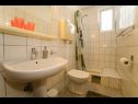 Apartmány Petri - close to the sea: A1 Crveni (2+1), A2 Zuti (2+1), A3 Sivi (2+1) Tisno - Ostrov Murter  - Apartmán - A3 Sivi (2+1): kúpelňa s toaletou
