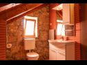 Dovolenkovy dom Three holiday homes: H1 Azur (4), H2 Wood (4), H3 Ston (4+2) Orebić - Poloostrov Pelješac  - Chorvátsko  - H3 Ston (4+2): kúpelňa s toaletou