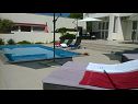 Apartmány Markle - swimming pool and sunbeds A1(2+2), A2(4+1), A3(2+2), A4(4+1), A5(2+2), A6(4+1) Banjol - Ostrov Rab  - bazén (dom a okolie)
