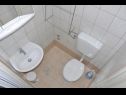 Apartmány Petar - 6m from the sea: A1(4), A3(2) Barbat - Ostrov Rab  - Apartmán - A3(2): kúpelňa s toaletou