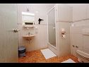 Apartmány a izby Anka - with open jacuzzi: SA4(2), SA2(2), R1(2), R3(2), R5(2) Podstrana - Riviéra Split  - Izba - R3(2): kúpelňa s toaletou