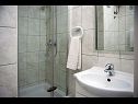 Apartmány Robi - 50m from beach SA2(2+1), SA4(2+1), R1(2), R3(2) Podstrana - Riviéra Split  - Izba - R1(2): kúpelňa s toaletou