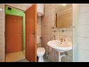 Apartmány a izby Jare - in old town R1 zelena(2), A2 gornji (2+2) Trogir - Riviéra Trogir  - Izba - R1 zelena(2): kúpelňa s toaletou