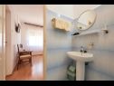 Apartmány a izby Ivo - with garden: A1(2+2), R1(2+1), R2(2) Trogir - Riviéra Trogir  - Izba - R2(2): kúpelňa s toaletou