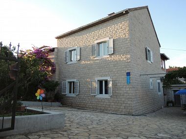 Apartmány Jak - comfortable apartments: A1-donji(4+1), A2-gornji(4+2) Mirca - Ostrov Brač 