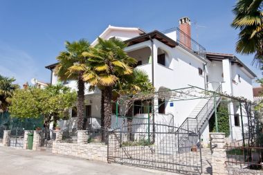Apartmány Neva - great location: SA1 prizemlje (2+1), SA2 Skalinada (2+1), A3 prvi kat do ulice (2+1), A4 prvi kat do vrta (4), A5(2+2) Novigrad - Istria 